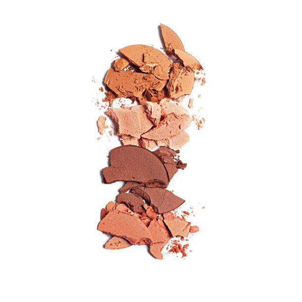 混合打碎的中性色调眼影妆孤立在白色背景上图片下载