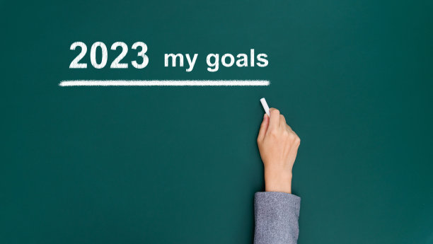 女商人在黑板上手写2023年我的目标图片下载