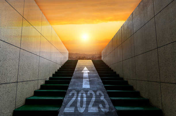 混凝土楼梯和坡道油漆2023和箭头标志，通向城市的日出视图图片下载