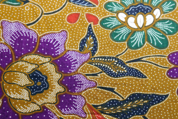 赭色蜡染面料，东方紫色和白色的花朵质感。图片下载