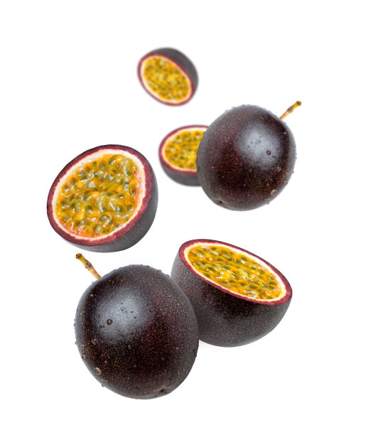 紫色的百香果，半切片漂浮在白色上图片下载