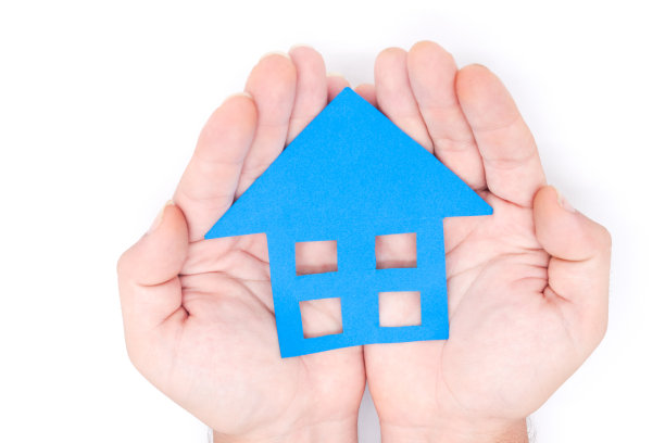 近距离的手拿着一个白色背景的蓝色纸房子。房屋概念，买卖房屋，租赁，房地产，抵押贷款图片下载