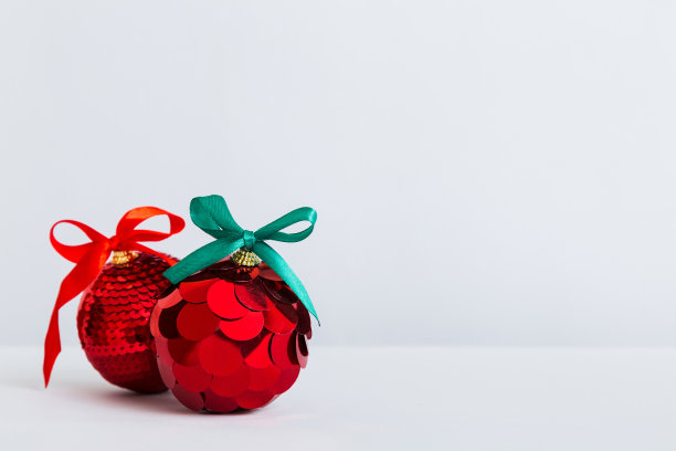 彩色背景的圣诞球。装饰彩带蝴蝶结与复制空间图片下载