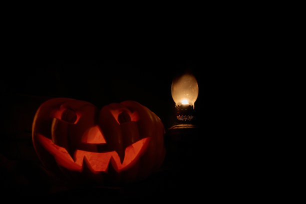 节日南瓜和灯在黑暗的背景。图片下载