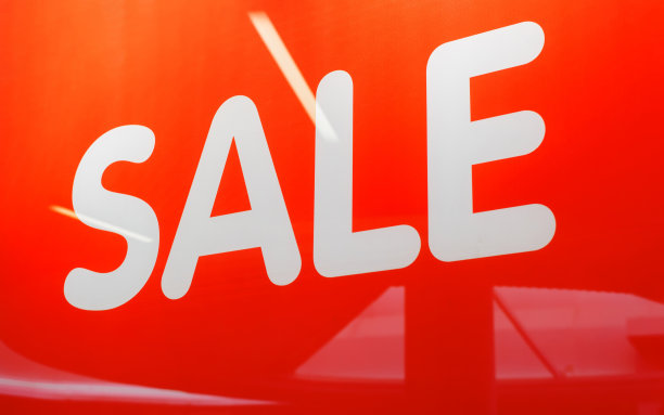 打折横幅，假日促销，黑色星期五的概念。商店橱窗上红色背景的大字母销售文字图片下载