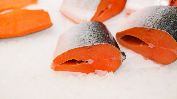 商店里出售的新鲜冷冻红鱼块，近景。图片下载