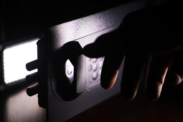 打开富人家里的保险箱。酒店房间的保险箱。安全储存金钱和文件的概念图片下载