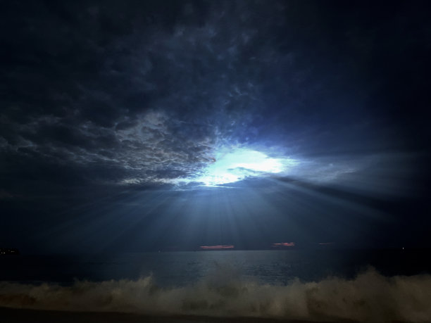 阳光穿过天空和夜晚的乌云图片下载