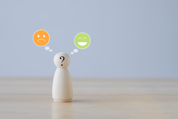 人的形象和言语上的问号与快乐和不快乐的脸气泡。情绪，反馈，满意度，客户服务审查，心理健康评估，世界心理卫生日。图片下载