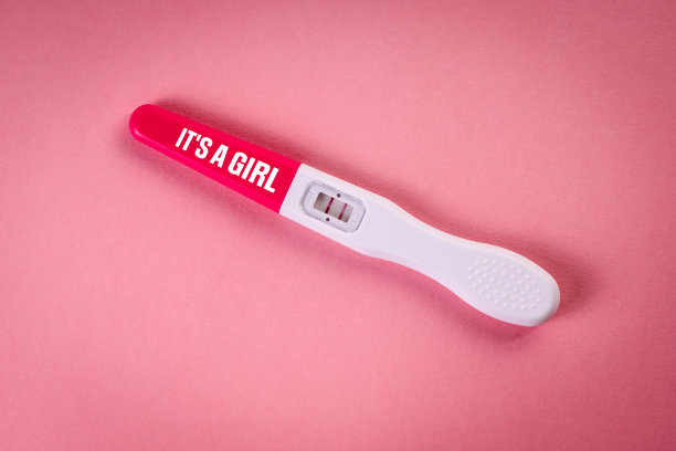 这是一个女孩。粉色背景的妊娠测试呈阳性图片下载