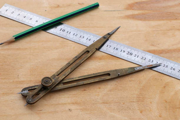 木工用的旧青铜隔板。木工的工具。图片下载