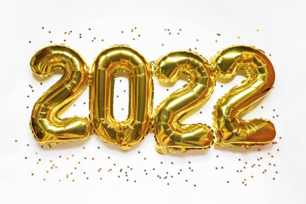 箔气球2022和白色背景闪烁的星星。新年快乐概念图片下载