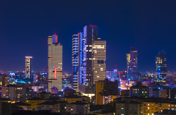 伊斯坦布尔市中心的夜景。摩天大楼、酒店和现代化的办公楼。伊斯坦布尔,土耳其。图片下载