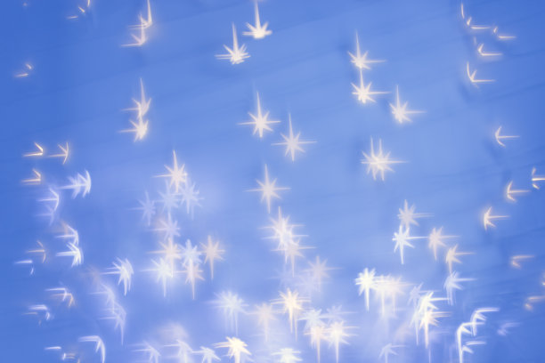 圣诞节或新年的抽象魔术灯背景，白色的星星散焦在蓝色的冬季假期背景。圣诞心情美学照片，模糊效果，庆典照明，星空星空图片下载