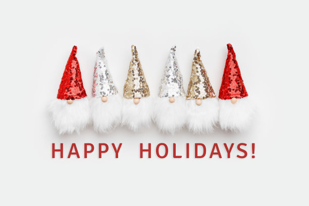 圣诞图案，有趣的小矮人和白胡子。新年小玩意侏儒闪亮的帽子与白色背景上的亮片文字节日快乐。新年快乐，圣诞快乐图片下载