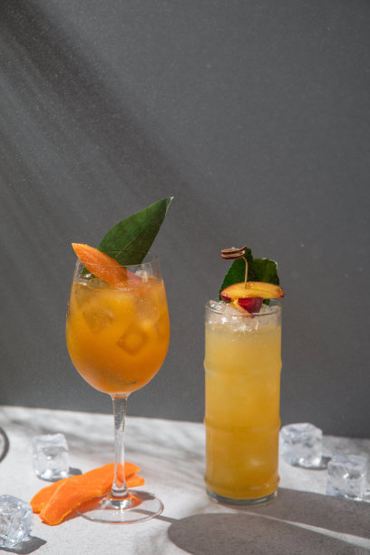 果汁鸡尾酒，橙汁和黑色背景，橙鸡尾酒加冰和薄荷图片下载