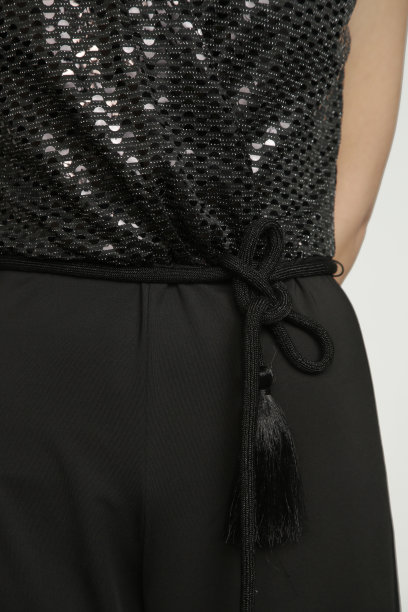 一系列女模特的工作室照片，穿着闪亮的黑色连体衣，简单而有效的跨年派对着装。假期季节的衣服。图片下载