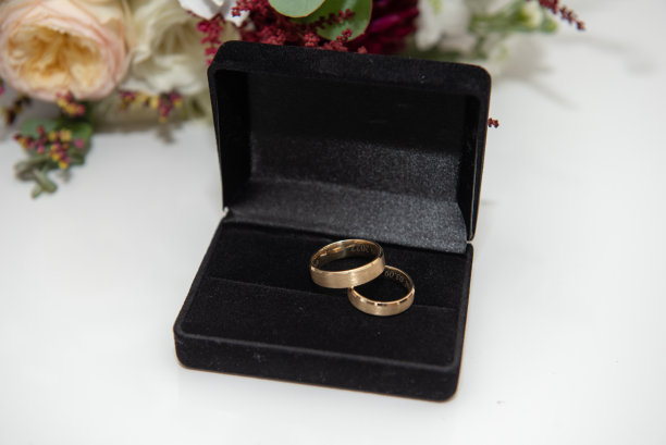 10K金订婚结婚戒指套装在黑盒子里图片下载