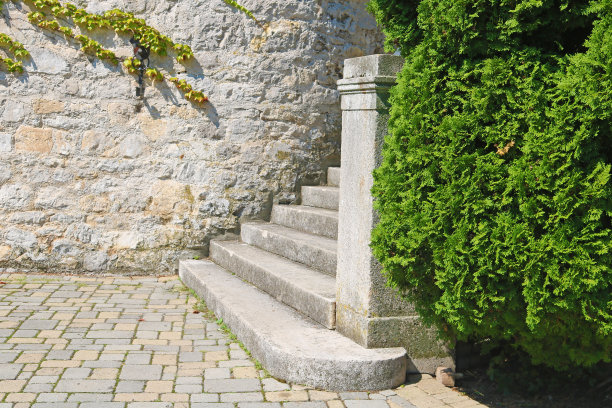 15世纪的斯莫利尼斯城堡的楼梯，位于斯洛伐克斯莫利尼斯镇附近的小喀尔巴阡山脉的东坡上图片下载