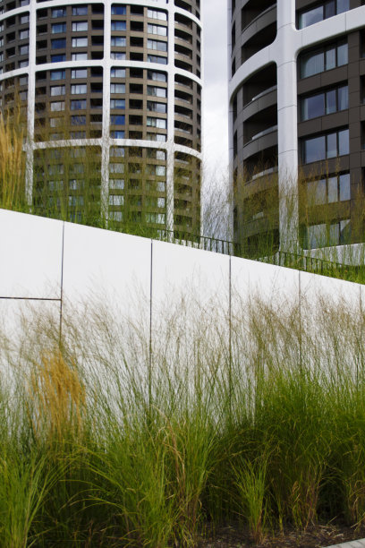 扎哈·哈迪德建筑事务所摩天大楼秋天多云天空公园布拉迪斯拉发城市景观斯洛伐克中欧图片下载