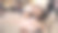 在冬天的城市街道上，等待户外演出的亚裔日本母亲蹲在她可爱的小女儿身边，告诉她要有耐心图片下载