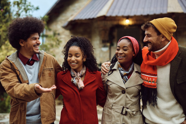 冬日里，一群愉快的朋友在户外聊天、玩乐。图片下载