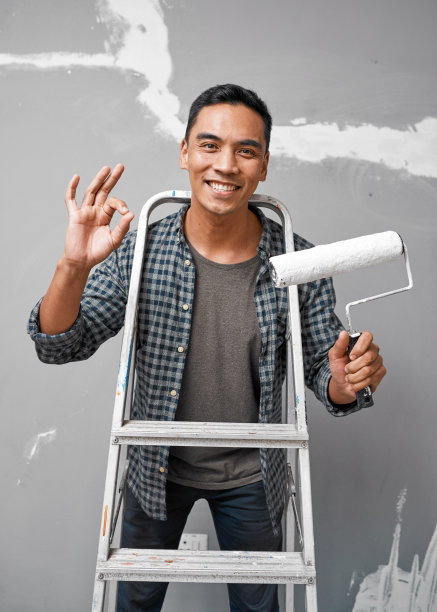 一位有魅力的亚洲男子在准备画画时展示了OK的手势图片下载