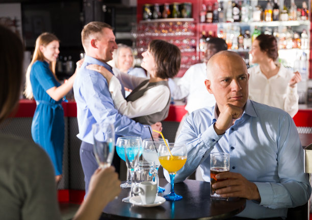 在公司聚会上悲伤无聊的人图片下载