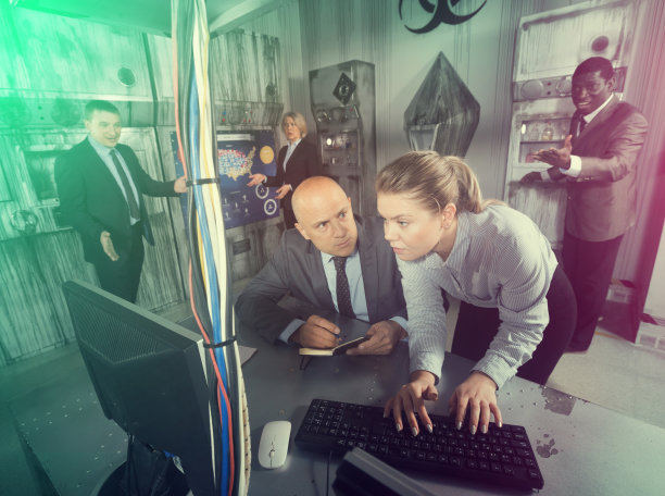 男男女女都在逃生室图片下载