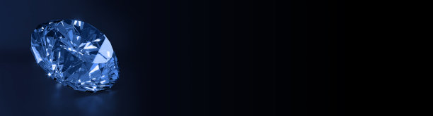 蓝色钻石在黑色背景，宽图像。三维渲染图片下载