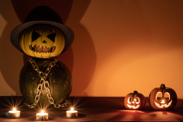 杰克灯笼和蜡烛在黑暗中。图片下载