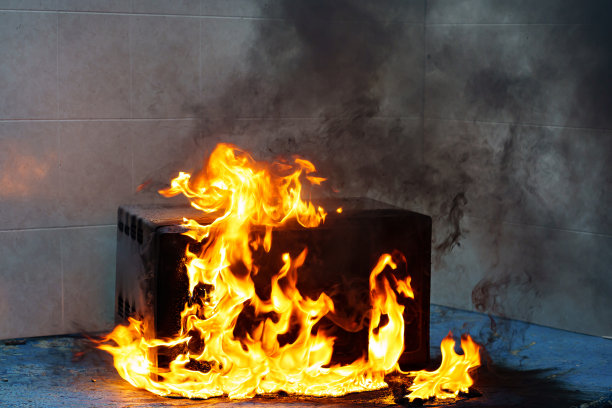 微波炉着火了。厨房里火的概念。图片下载