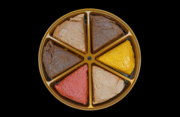 三角形盘子中不同类型和种类的半身特写。多汁和甜的halva细节。软选择聚焦图片下载