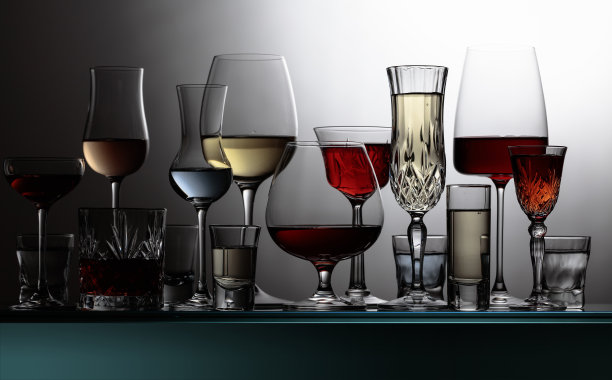 各种酒精饮料放在玻璃架子上。图片下载