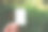女人的手拿着一张空白的小白纸，用来添加文字。图片下载