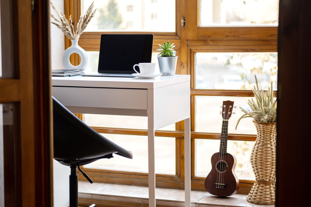 舒适的工作场所在阳台上。家庭办公空间背景。图片下载