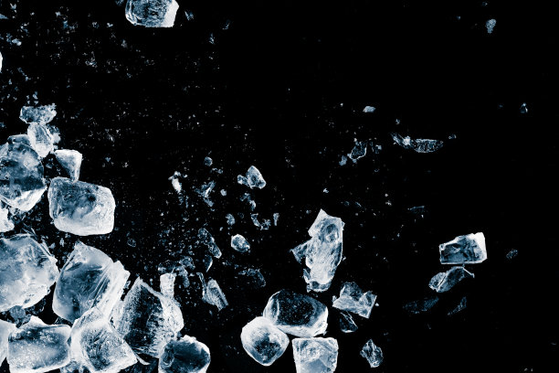 冰块压在黑色的背景上。寒冷的背景。图片下载