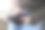 在公园的长凳上，一位女士正在户外的平板电脑上工作图片下载