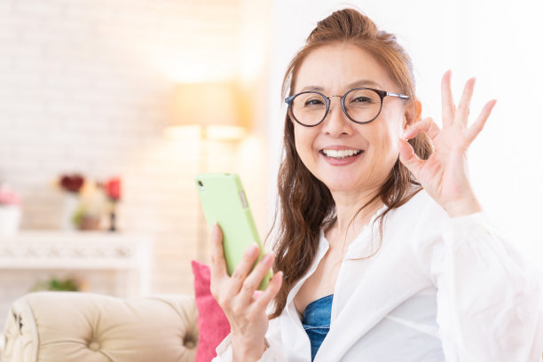 使用智能手机的老年妇女图片下载