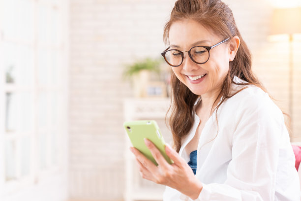 使用智能手机的老年妇女图片下载