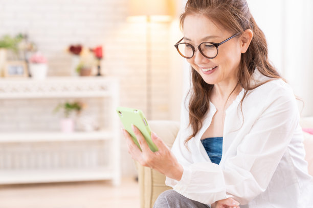 使用智能手机的老年妇女图片下载