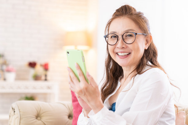 使用智能手机的老年妇女图片下载