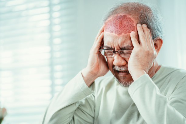 亚洲老人的特写，老人在家里的客厅里感到头痛和偏头痛。强调成熟男性伤害心理健康的护理和保险观念。图片下载