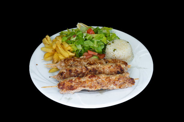 阿达纳鸡肉，装在白色盘子里图片下载