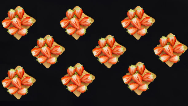 顶视图的三明治与草莓在黑色背景。平的。模式。图片下载