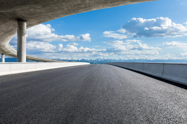 柏油路，山有桥景图片下载