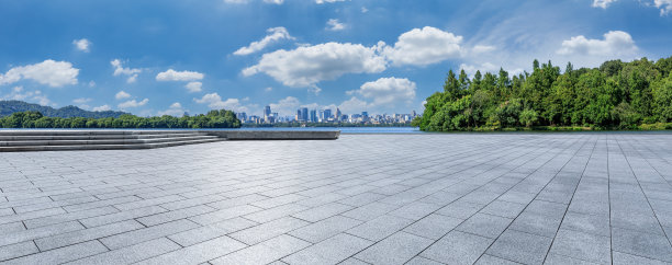 城市广场和绿树与城市天际线图片下载