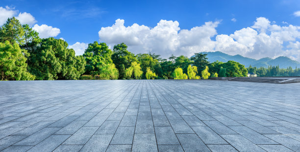 空旷的地面和绿色的森林背景图片下载