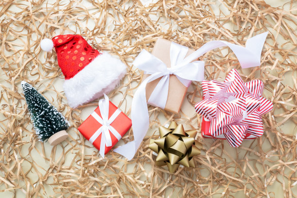 圣诞礼品盒和装饰金纸背景图片下载