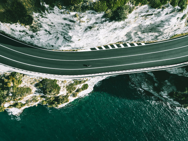 意大利沿海道路的鸟瞰图图片下载